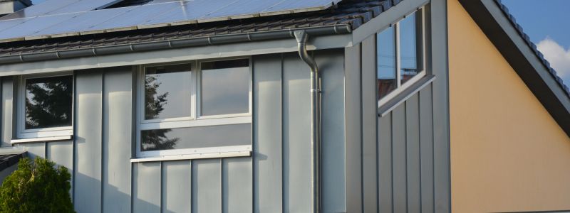 Graue Fassade von einem Haus